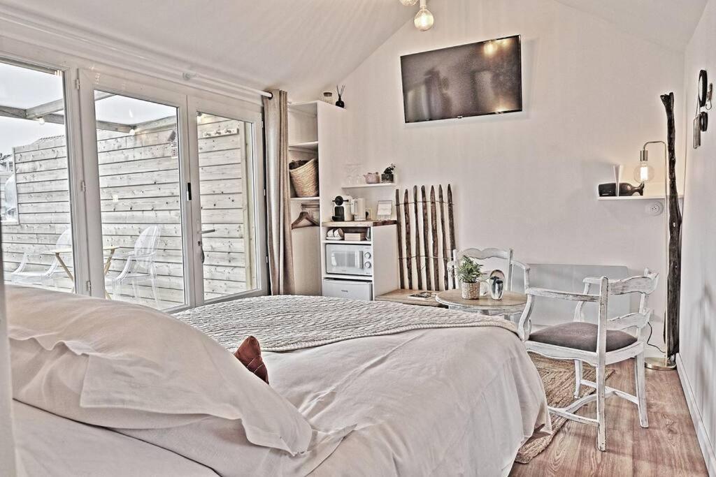 Le Cabanon Du Cachalot Bed and Breakfast Sangatte Exteriör bild